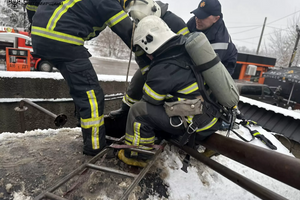 ❗️ Бердичеве спасатели достали трех человек, которые упали в емкость для топлива ❗️ фото