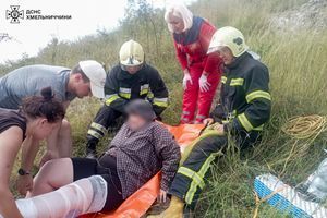 Хмельниччина: рятувальники врятували жінку на схилі Дністра ⛑️ фото