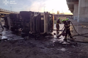 ❗️Киев: спасатели деблокировали водителя из грузовика❗️ фото