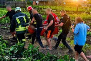 Кировоградщина: спасатели ДСНС деблокировали мужчину из разбитого в ДТП авто фото