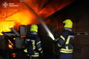 Одещина: масштабна пожежа на складі &mdash; рятувальники зупинили вогонь ⛑ фото