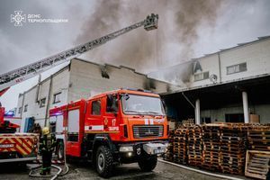 Пожежа на Тернопільщині: загоряння у виробничій будівлі в Млинівцях ⛑️ | Пожежна безпека для підприємств фото