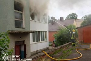 В Ровно спасатели ДСНС ликвидировали пожар в многоквартирном доме: спасены два человека фото