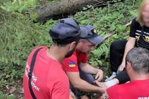 Прикарпатські рятувальники евакуювали травмовану туристку з гір ⛑ фото
