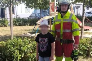Івано-Франківськ: рятувальники звільнили дитину, що застрягла на гірці ⚠️ фото