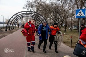 ❗️м. Киев: граждане спасли провалившегося под лед человека на реке Днепр❗️ фото