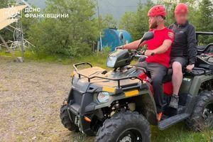 Спасательная операция ДСНС в Карпатах: помощь травмированному туристу и правила безопасности фото