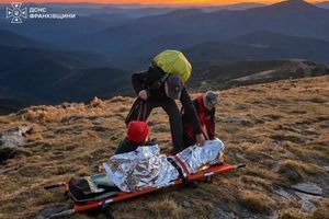Спасение на Говерле: ДСНС Украины оказали помощь травмированной туристке фото