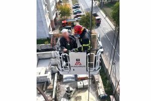 Спасение на высоте 18 метров: в Ивано-Франковске ДСНС помогли спуститься оператору крана фото