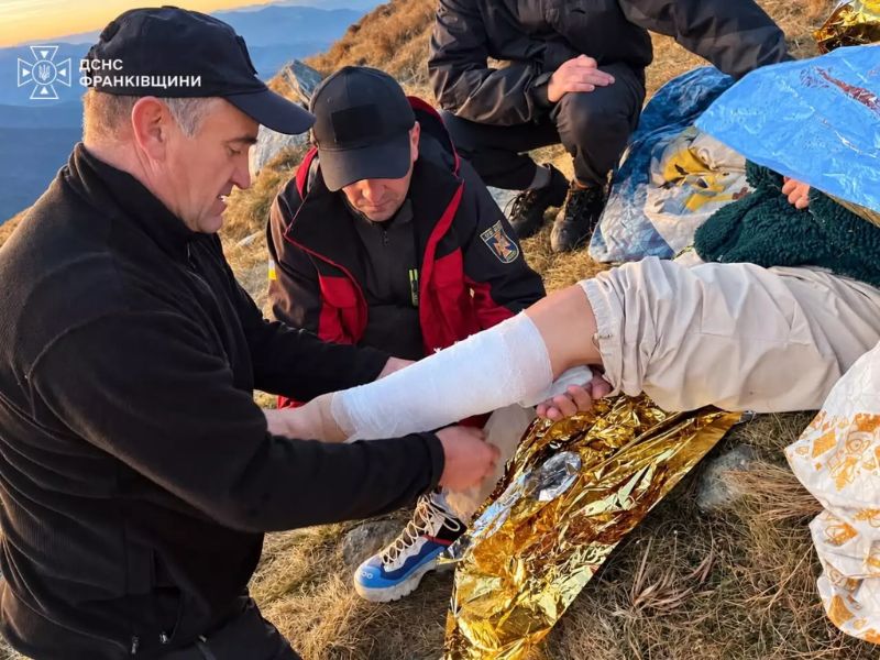 Співробітники ДСНС надають першу домедичну допомогу та накладають шину на ногу травмованій туристці на горі Говерла.