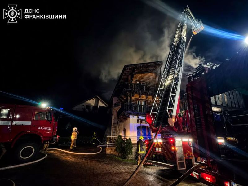 Масштабна нічна пожежа даху та мансарди триповерхового дерев'яного готелю в селі Поляниця.