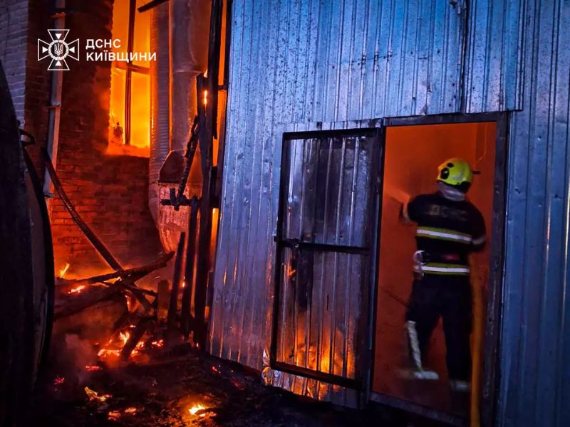 Сотрудники ДСНС ликвидируют пожар на промышленном объекте в поселке Иванков Вышгородского района.
