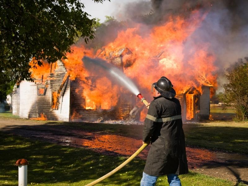 Почему запрещено тушить пожары в электроприборах водой и что делать вместо этого