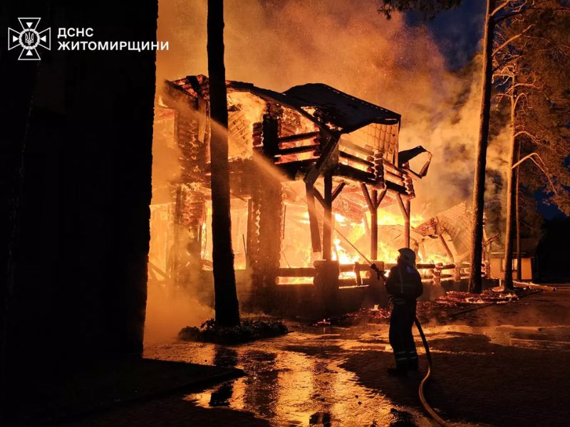 Співробітник ДСНС ліквідовує масштабне загоряння дерев'яної будівлі на Житомирщині.