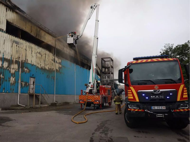 Співробітники ДСНС ліквідують масштабну пожежу в складському приміщенні за допомогою колінчастого автопідйомника та пожежного автомобіля MAN.