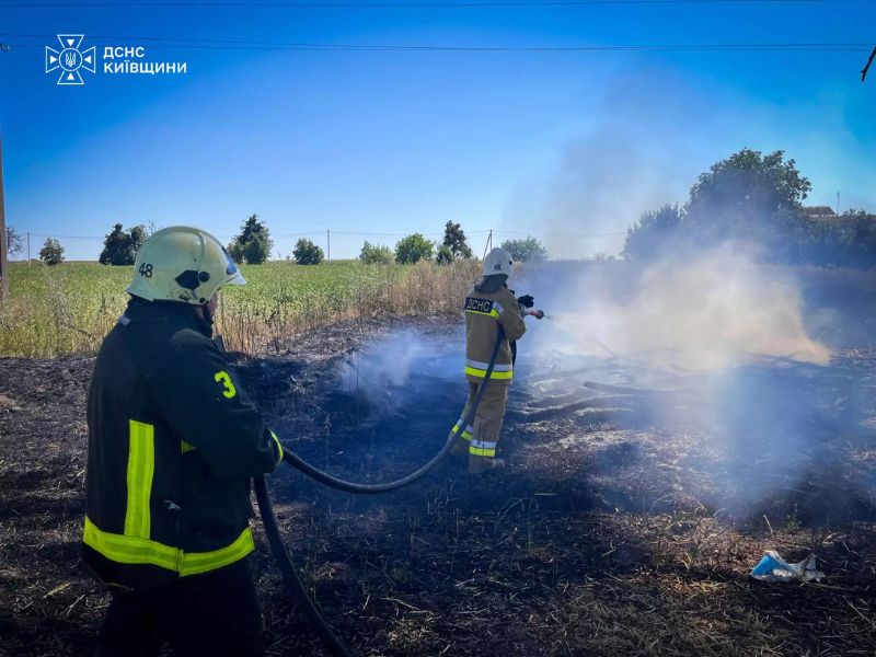 Співробітники ДСНС ліквідовують масштабне загоряння сухої трави на відкритій території на Київщині