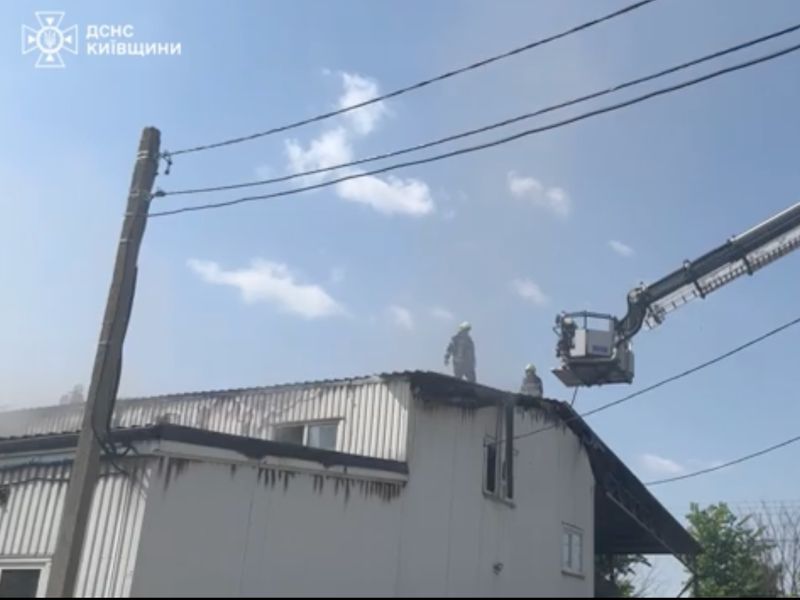 Рятувальники ДСНС ліквідують пожежу на покрівлі виробничого об'єкта за допомогою пожежної автодрабини.