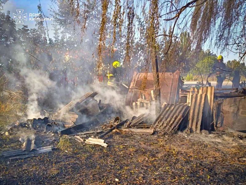 Рятувальники ДСНС гасять пожежу сухого трав'яного настилу та сміття біля господарських споруд на Київщині