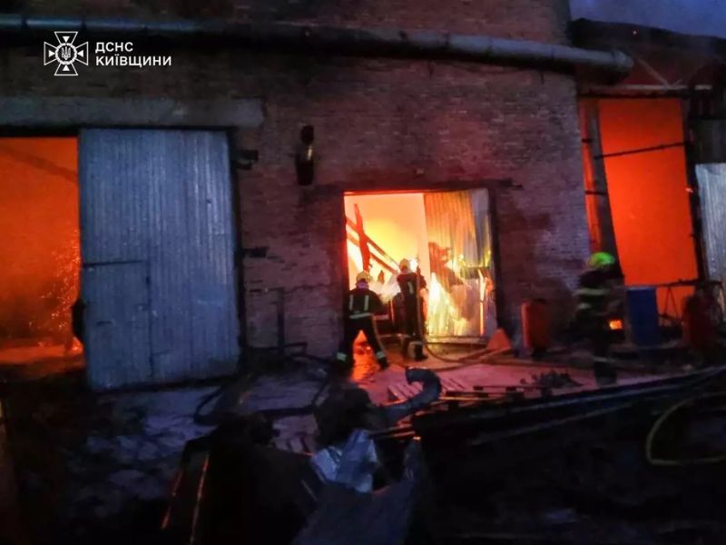 Последствия пожара в деревообрабатывающем цеху в Вышгородском районе, ликвидированного подразделениями ДСНС