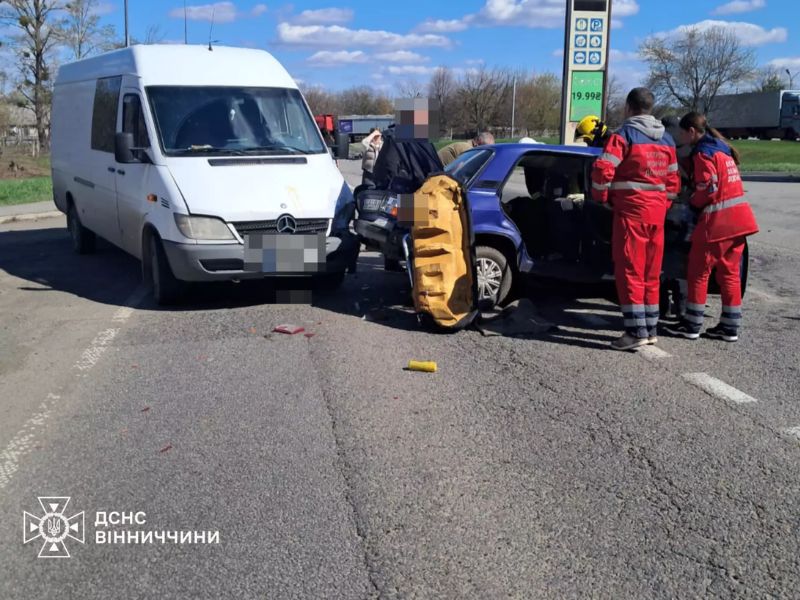Співробітники ДСНС та медики на місці зіткнення мікроавтобуса та легкового авто у Вінницькій області.