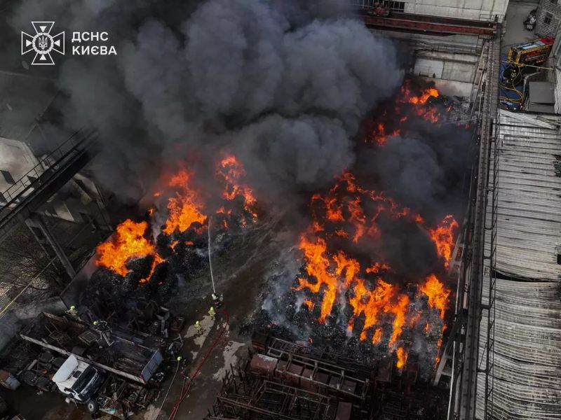 Ликвидация масштабного пожара в промышленной зоне Киева подразделениями ДСНС, вид сверху на очаги возгорания и густой дым.