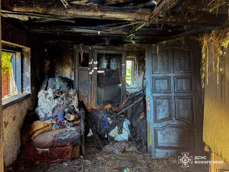 Наслідки пожежі в житловому будинку: вигоріла кімната з обвугленими меблями та дверима, зафіксовані співробітниками ДСНС Вінниччини.