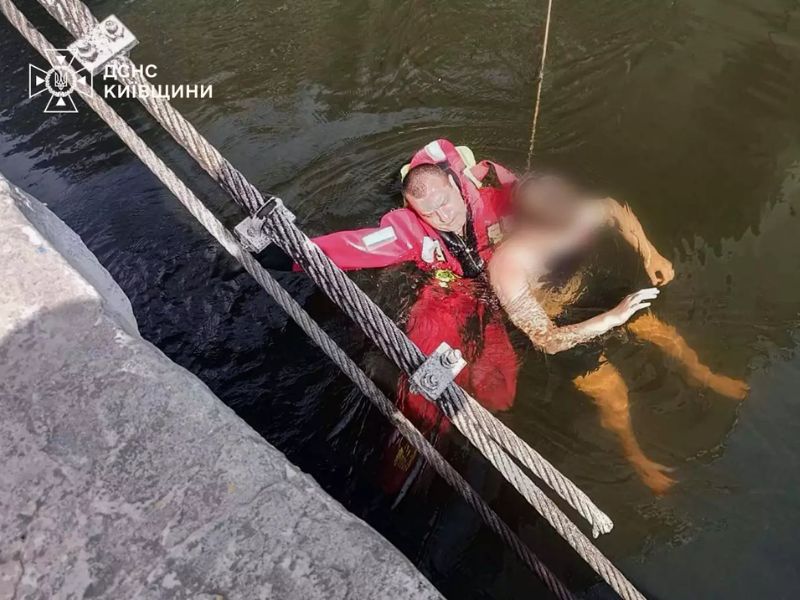 Рятувальник ДСНС Київщини у спеціальному гідрокостюмі проводить операцію з порятунку потопаючого на водоймі.