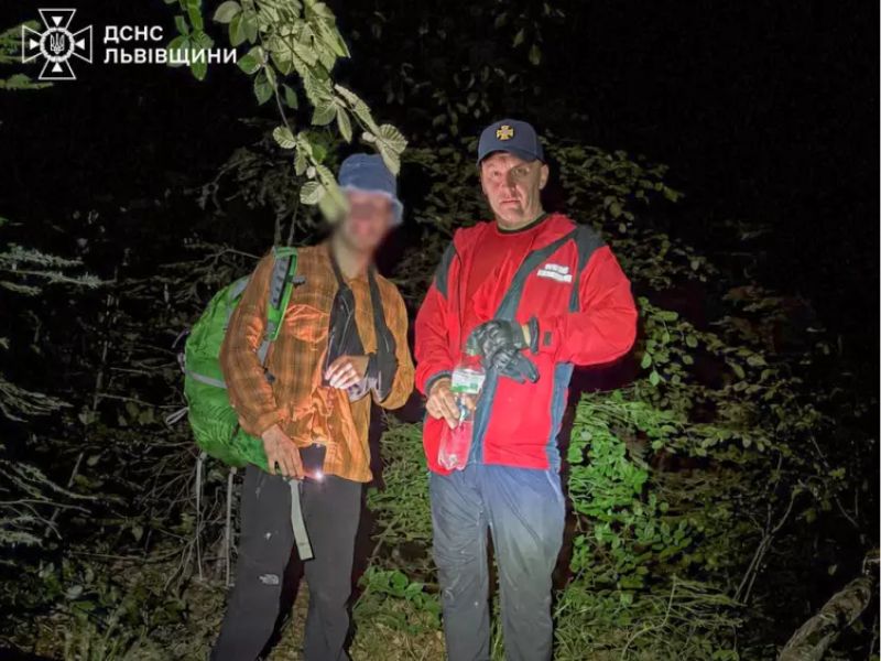 Гірський рятувальник ДСНС Львівщини поруч із травмованим туристом під час нічної пошуково-рятувальної операції на горі Парашка.