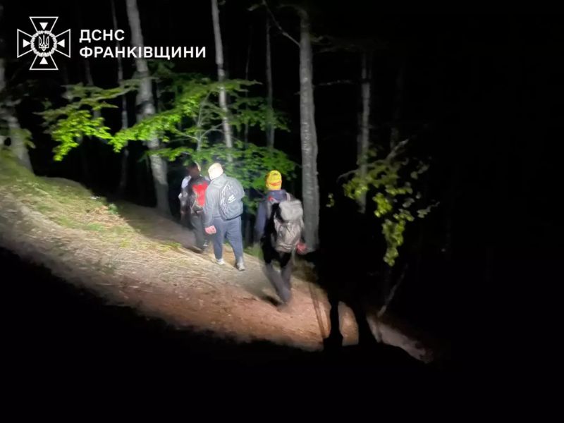 Пошуково-рятувальна операція ДСНС: евакуація заблукалих туристів із гірського лісу Івано-Франківщини у нічний час.