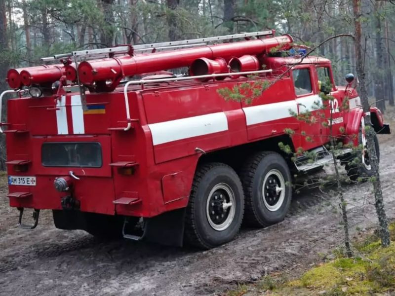 Пожарный автомобиль ДСНС Украины направляется на ликвидацию лесного пожара в Житомирской области