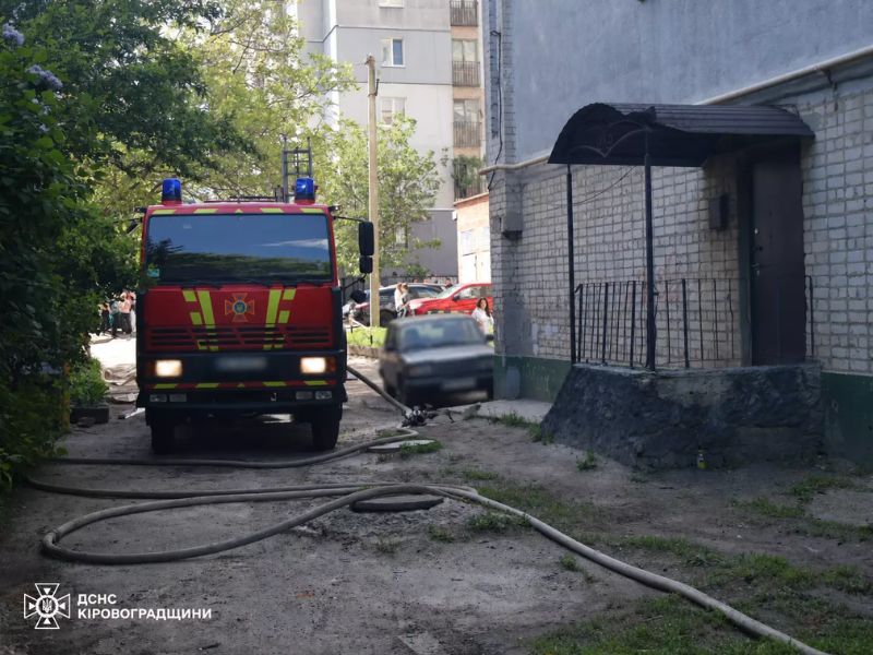Пожежний автомобіль ДСНС біля багатоповерхового житлового будинку під час ліквідації надзвичайної ситуації.