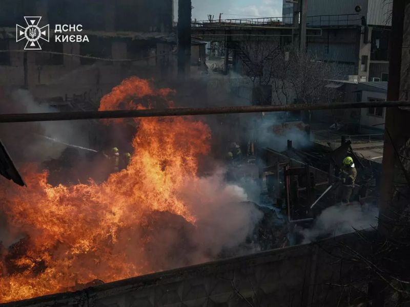 Співробітник ДСНС у спеціальному спорядженні зі стволом проводить проливку та гасіння тліючих матеріалів на місці пожежі.