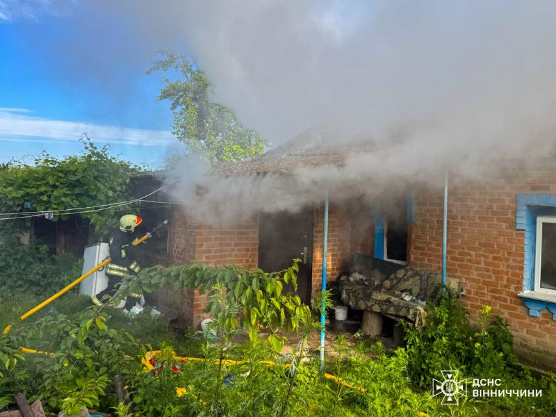 Рятувальник ДСНС Вінниччини ліквідує загоряння приватного цегляного будинку із сильним задимленням за допомогою пожежного рукава.