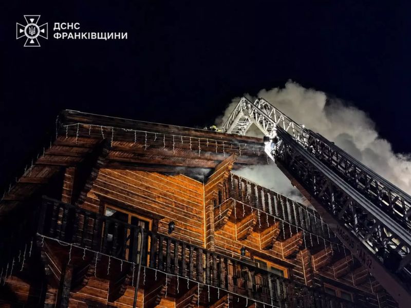 Працівники ДСНС та місцева пожежна охорона ліквідовують загоряння дерев'яного готелю в Надвірнянському районі за допомогою спецтехніки.
