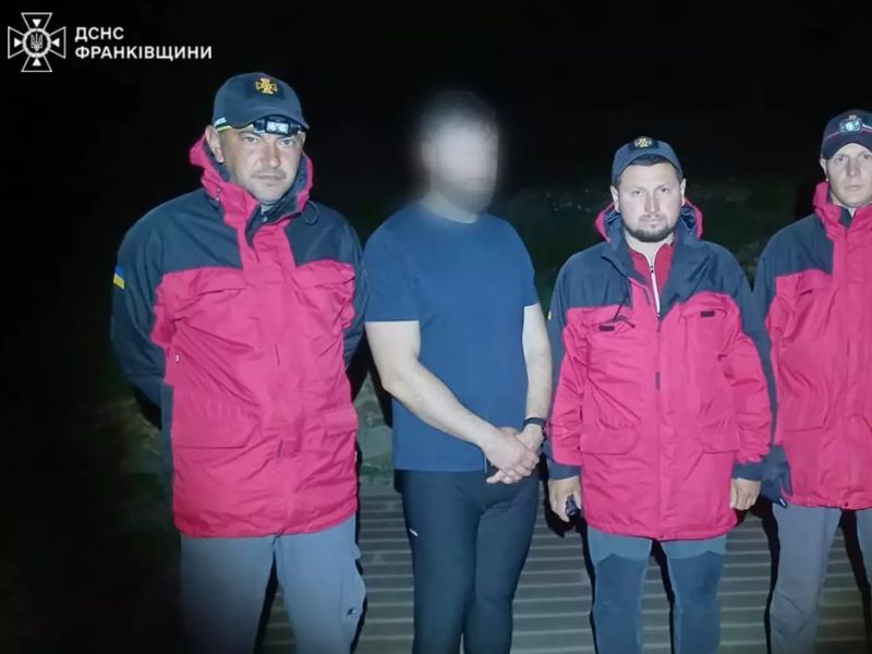 Співробітники ГПРВ ДСНС Верховина поруч із евакуйованим туристом після завершення пошукової операції