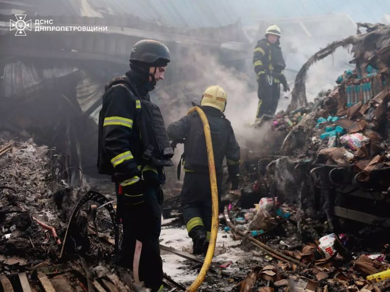 Рятувальники ДСНС Дніпропетровщини працюють на місці зруйнованого складу серед обгорілих товарних залишків та уламків після ліквідації загоряння.