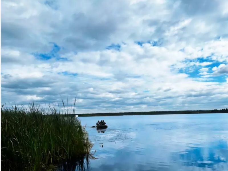 Рятувальна операція ДСНС на озері в м. Соснівка на Львівщині: співробітники ДСНС на надувному човні евакуюють двох підлітків з пошкодженого човна до берега.