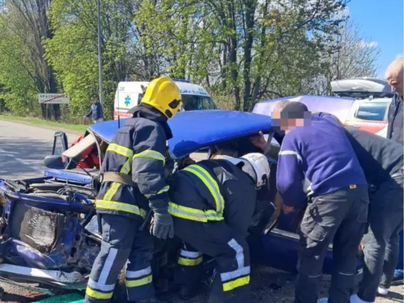 Рятувальники ДСНС використовують спеціальне обладнання для деблокування людини з розбитої автівки.