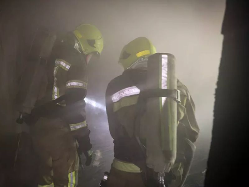 Співробітники ДСНС в апаратах захисту органів дихання проводять розвідку та ліквідацію пожежі в сильно задимленій квартирі п'ятиповерхового житлового будинку в Миколаєві.
