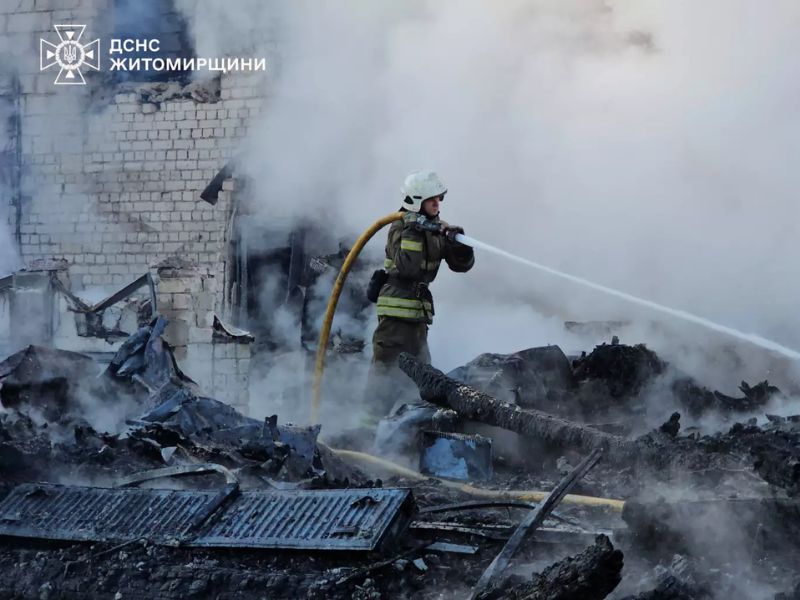 Вогнеборець ДСНС проводить проливку та розбір тліючих конструкцій після ліквідації пожежі на об'єкті.