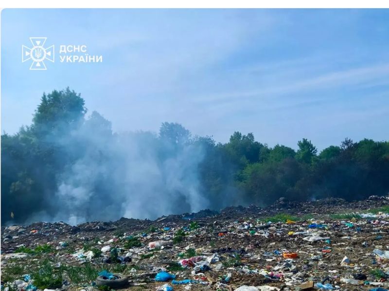 Густий дим від масштабної пожежі на звалищі побутових відходів, ліквідацію якої проводить ДСНС.